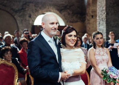 Sposi si abbracciano durante il rito civile di matrimonio presso il Complesso Vignola Mattei