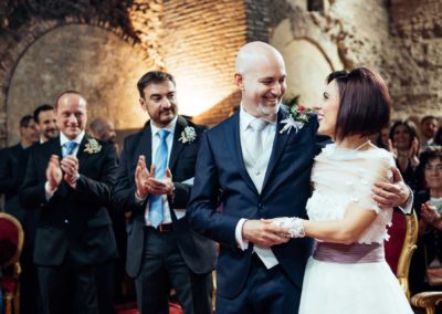 Sposi si abbracciano durante il rito civile di matrimonio presso il Complesso Vignola Mattei