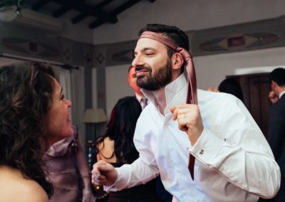 Invitati ballano durante il ricevimento di matrimonio presso la Porta del Principe a Roma