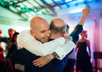 Invitati ballano durante il ricevimento di matrimonio presso la Porta del Principe a Roma