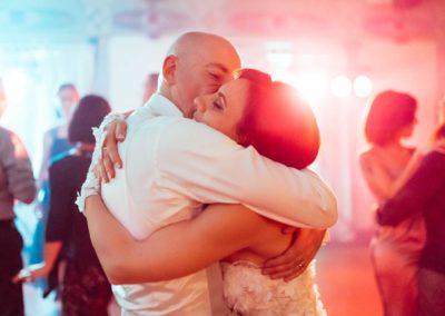 Sposi ballano durante il ricevimento di matrimonio presso la Porta del Principe a Roma