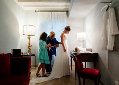 Preparazione della sposa al rito civile di Matrimonio nel Castello di Decima