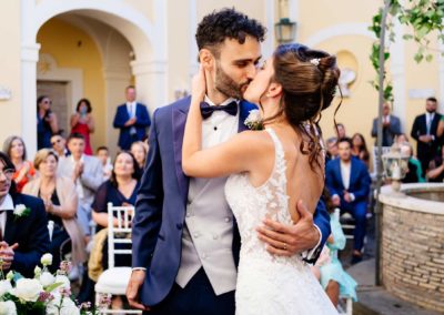 Bacio degli sposi durante il rito civile di Matrimonio nel Castello di Decima