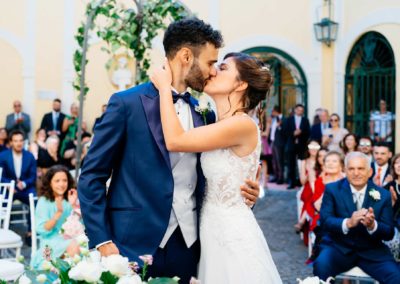 Bacio degli sposi durante il rito civile di Matrimonio nel Castello di Decima