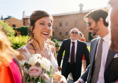 Sposa saluta invitati durante il Matrimonio nel Castello di Decima