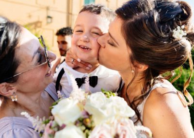 Sposa saluta invitati durante il Matrimonio nel Castello di Decima