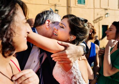 Sposa saluta invitati durante il Matrimonio nel Castello di Decima