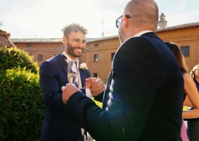 Sposo saluta invitati durante il Matrimonio nel Castello di Decima