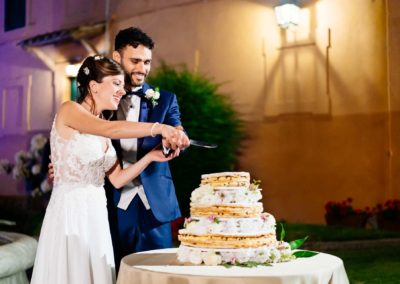 Taglio della torta durante il ricevimento di Matrimonio a Roma nel Castello di Decima