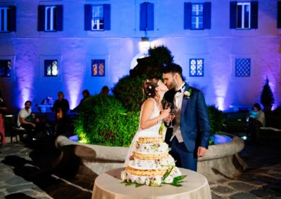 Taglio della torta durante il ricevimento di Matrimonio a Roma nel Castello di Decima