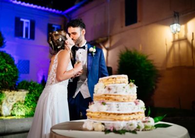 Taglio della torta durante il ricevimento di Matrimonio a Roma nel Castello di Decima