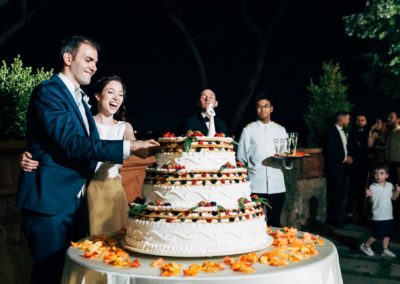 Sposi al taglio della torta nel Castello di Decima