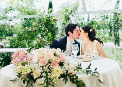 Bacio degli sposi durante il ricevimento di matrimonio al Relais Cascina Spiga D'Oro