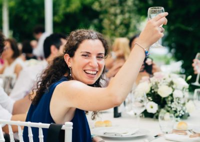 Invitati sorridono durante il ricevimento di matrimonio al Relais Cascina Spiga D'Oro