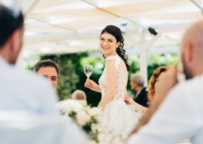 La sposa sorride durante il ricevimento di matrimonio al Relais Cascina Spiga D'Oro