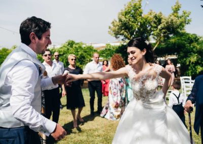 Gli sposi ballano durante il ricevimento di matrimonio al Relais Cascina Spiga D'Oro