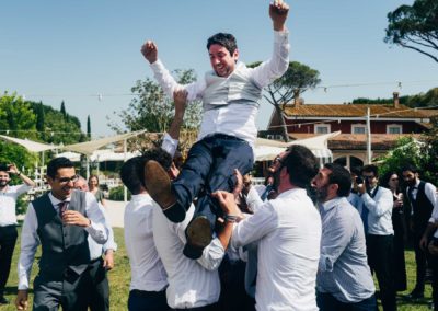 Lo sposo viene lanciato in aria durante il ricevimento di matrimonio al Relais Cascina Spiga D'Oro