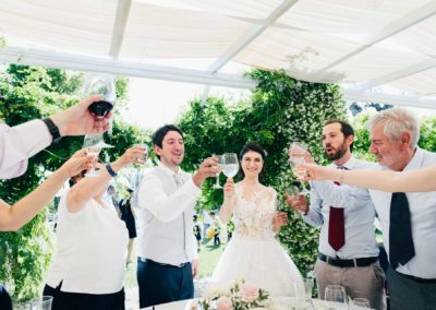 Brindisi con gli sposi durante il ricevimento di matrimonio al Relais Cascina Spiga D'Oro