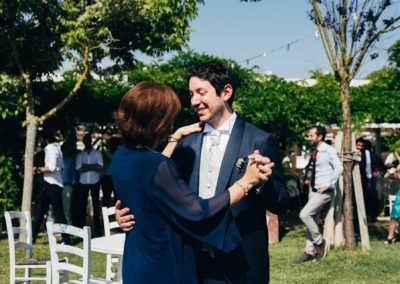 Lo sposo balla con la madre durante il ricevimento di matrimonio al Relais Cascina Spiga D'Oro