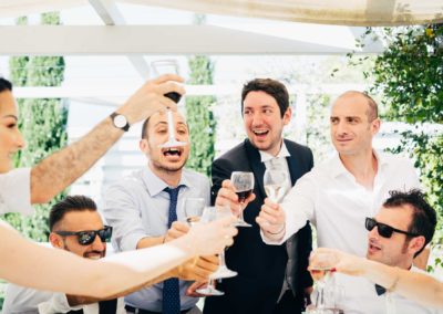 Brindisi con gli sposi durante il ricevimento di matrimonio al Relais Cascina Spiga D'Oro