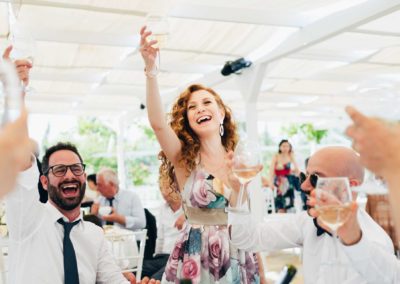 Brindisi durante il ricevimento di matrimonio al Relais Cascina Spiga D'Oro