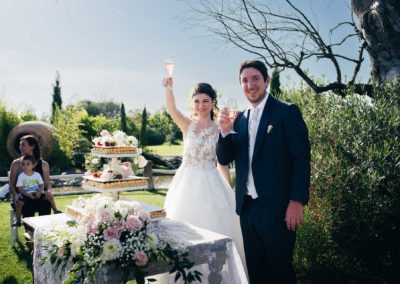 Taglio della torta nuziale durante il ricevimento di matrimonio al Relais Cascina Spiga D'Oro