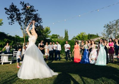 Lancio del bouquet durante il ricevimento di matrimonio al Relais Cascina Spiga D'Oro