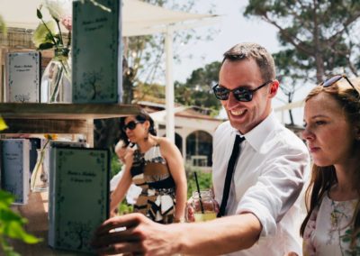 Invitati sorridono durante il ricevimento di matrimonio al Relais Cascina Spiga D'Oro