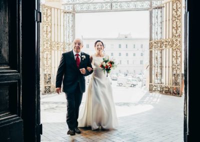 Entrata della sposa con il padre durante la cerimonia di Matrimonio nella basilica di San Pietro in Vincoli a Roma