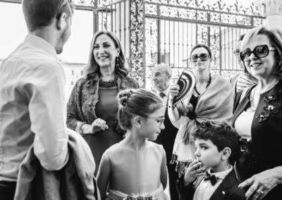 Invitati davanti la basilica di San Pietro in Vincoli a Roma all'inizio della cerimonia di Matrimonio