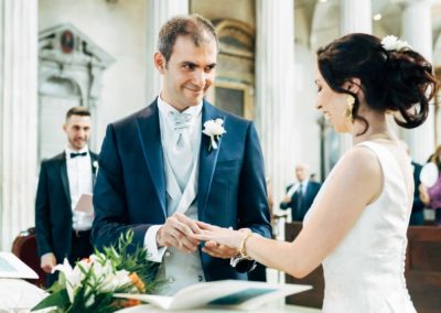 Scambio degli anelli durante la cerimonia di Matrimonio nella basilica di San Pietro in Vincoli a Roma