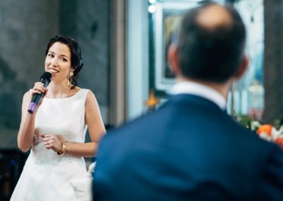 La sposa canta durante la cerimonia di Matrimonio nella basilica di San Pietro in Vincoli a Roma