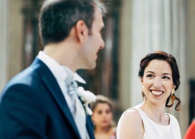 La sposa guarda lo sposo durante la cerimonia di Matrimonio nella basilica di San Pietro in Vincoli a Roma