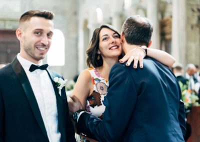 Sposo saluta durante la cerimonia di Matrimonio nella basilica di San Pietro in Vincoli a Roma