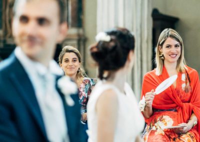 Sposi guardano gli invitati durante il Matrimonio a Roma nella basilica di San Pietro in Vincoli