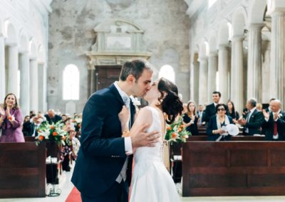 Bacio di una coppia di sposi durante il Matrimonio a Roma nella basilica di San Pietro in Vincoli