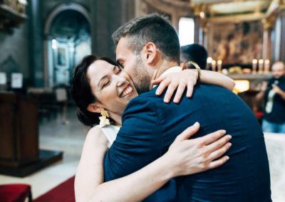 Sposa saluta un'amico alla fine della cerimonia di Matrimonio nella basilica di San Pietro in Vincoli a Roma