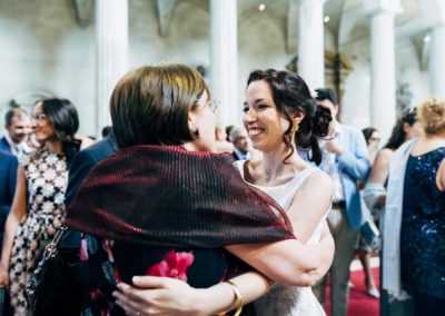 Sposa saluta un'amica alla fine della cerimonia di Matrimonio nella basilica di San Pietro in Vincoli a Roma