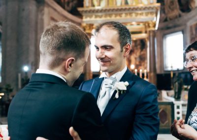 Sposo saluta durante la cerimonia di Matrimonio nella basilica di San Pietro in Vincoli a Roma