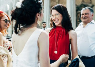 Sposi salutano invitati durante il Matrimonio a Roma nella basilica di San Pietro in Vincoli