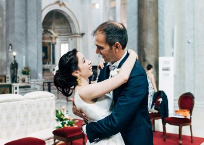 Sposi si abbracciano durante il Matrimonio a Roma nella basilica di San Pietro in Vincoli