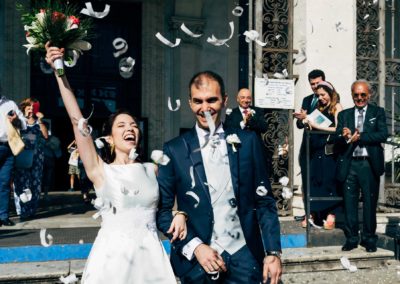 Lancio del riso all'uscita degli sposi dal matrimonio nella basilica di San Pietro in Vincoli a Roma