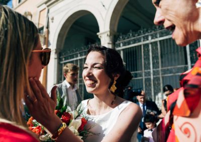 Sposa saluta invitati alla fine della cerimonia di Matrimonio nella basilica di San Pietro in Vincoli a Roma