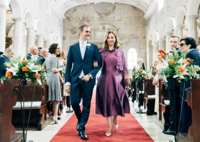 Entrata dello sposo con la madre durante la cerimonia di Matrimonio nella basilica di San Pietro in Vincoli a Roma