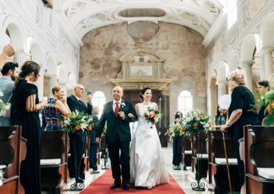 Entrata della sposa con il padre durante la cerimonia di Matrimonio nella basilica di San Pietro in Vincoli a Roma