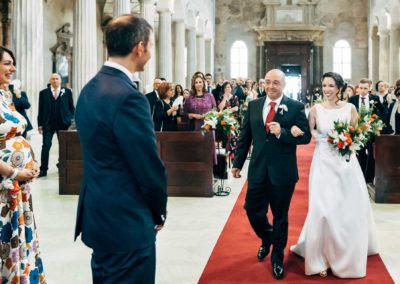 Entrata della sposa durante la cerimonia di Matrimonio nella basilica di San Pietro in Vincoli a Roma