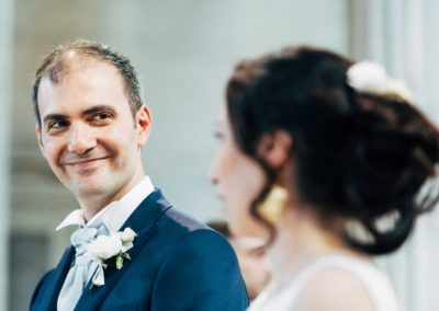 Lo sposo guarda la sposa durante il Matrimonio a Roma nella basilica di San Pietro in Vincoli