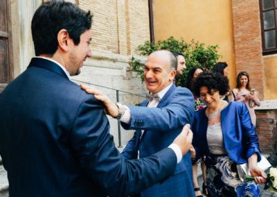 Invitati con lo sposo durante il matrimonio nella chiesa di Santa Prisca