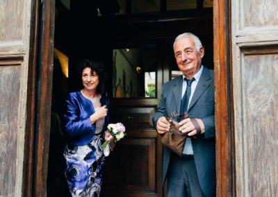 Invitati prima del matrimonio nella chiesa di Santa Prisca