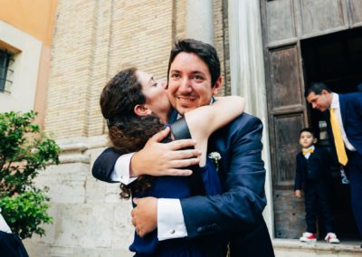 Lo sposo abbraccia un'amica prima di entrare Entrata dello sposo insieme alla madre nella chiesa di Santa Prisca per il matrimonio